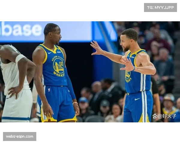场边镜头：斯蒂芬·库里在暂停时指导年轻队友库明加跑位